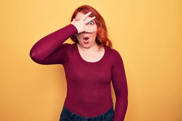 Genç Güzel Kızıl Saçlı Bir Kadın Sarı Arka Planda Dikilmiş — Stok fotoğraf