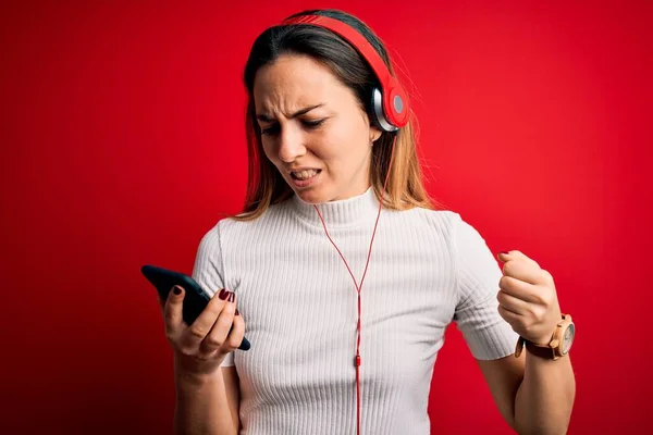 Genç Güzel Esmer Kadın Müzik Dinliyor Akıllı Telefon Kulaklık Kullanıyor — Stok fotoğraf