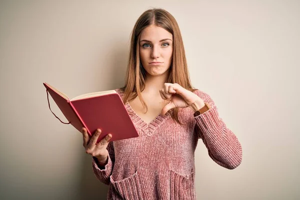 Jovem Bela Estudante Ruiva Leitura Livro Sobre Isolado Fundo Branco — Fotografia de Stock