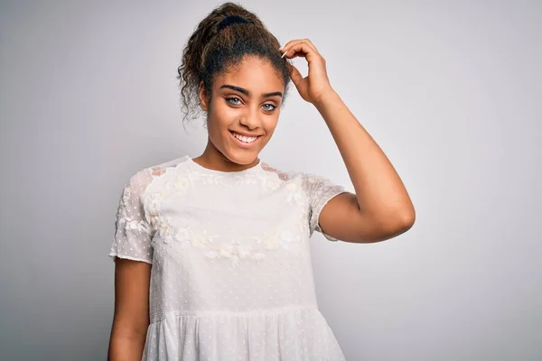Genç Güzel Afro Amerikalı Bir Kız Beyaz Arka Planda Dikilen — Stok fotoğraf