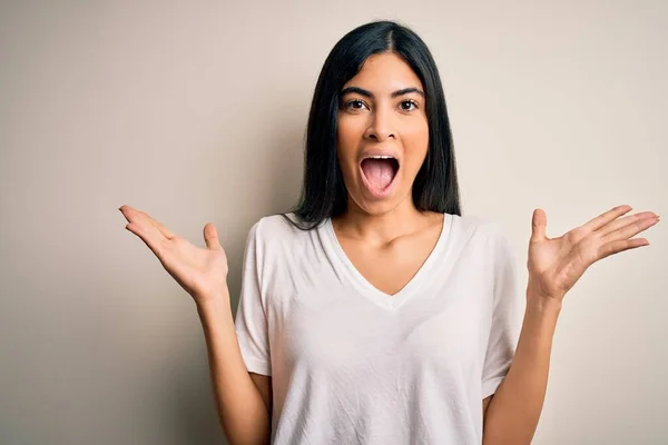 Joven Mujer Hispana Hermosa Vistiendo Casual Camiseta Blanca Sobre Fondo — Foto de Stock