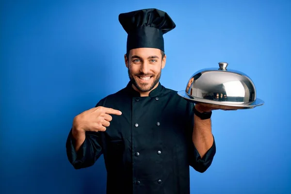 Joven Cocinero Con Barba Con Bandeja Sujeción Uniforme Con Cúpula — Foto de Stock