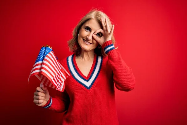 Mujer Patriótica Rubia Mediana Edad Sosteniendo Banderas Los Estados Unidos — Foto de Stock