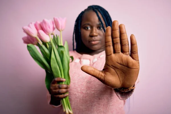 Jonge Afro Amerikaanse Size Vrouw Met Vlechten Houden Boeket Van — Stockfoto