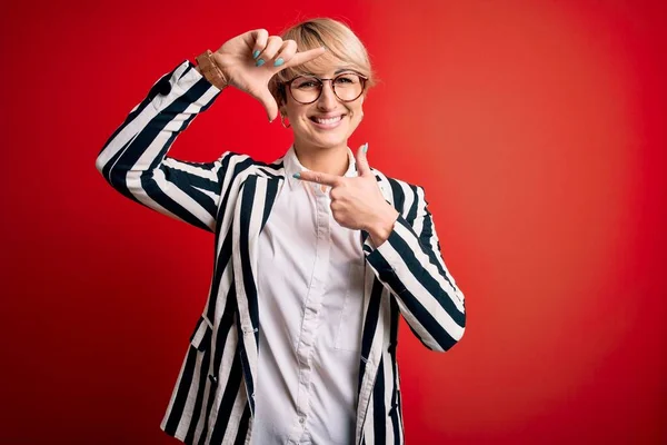 Blond Affärskvinna Med Kort Hår Bär Glasögon Och Randig Jacka — Stockfoto