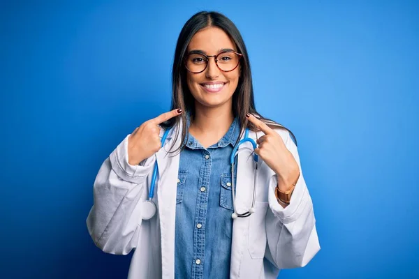 Genç Güzel Doktor Kadın Steteskop Gözlük Takıp Mavi Arka Planda — Stok fotoğraf