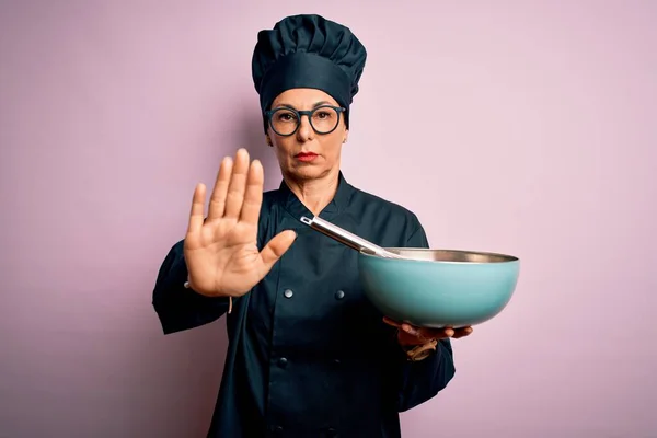 Mujer Chef Morena Mediana Edad Con Uniforme Cocina Sombrero Usando —  Fotos de Stock