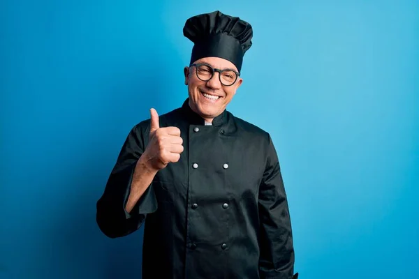 Middelbare Leeftijd Knappe Grijs Harige Chef Kok Draagt Fornuis Uniform — Stockfoto