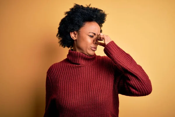 Jonge Mooie Afro Amerikaanse Afro Vrouw Met Krullend Haar Draagt — Stockfoto