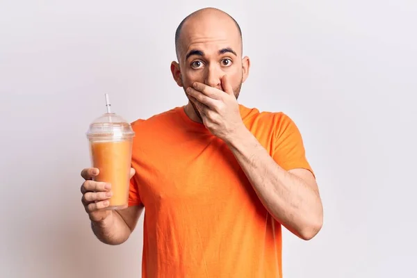 Ung Stilig Skallig Man Dricka Glas Frisk Apelsinjuice Täcker Munnen — Stockfoto