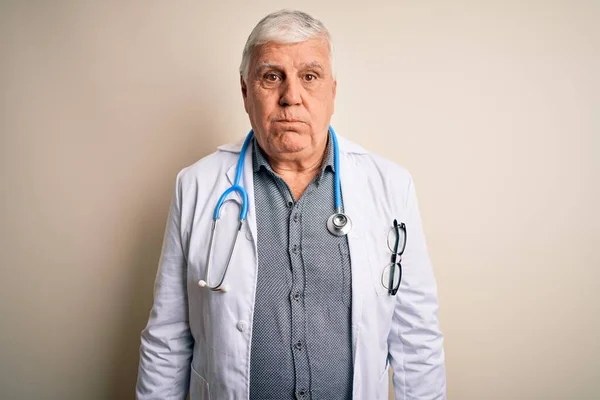 Kıdemli Yakışıklı Doktor Ceketli Steteskoplu Komik Suratlı Beyaz Arka Planda — Stok fotoğraf