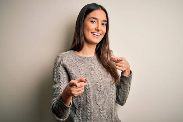 Junge Schöne Brünette Frau Trägt Lässigen Pullover Über Isoliertem Weißem — Stockfoto