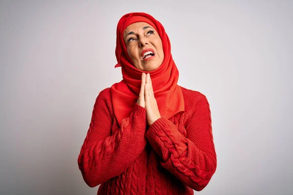 Жінка Середнього Віку Брюнетка Мусульманському Традиційному Хіджабі Над Ізольованим Білим — стокове фото