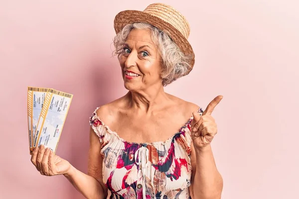 Oudere Grijsharige Vrouw Met Zomerhoed Met Instapkaart Glimlachend Vrolijk Wijzend — Stockfoto