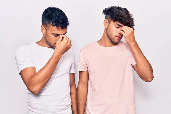 Jeune Couple Gay Portant Des Vêtements Décontractés Fatigué Frottant Nez — Photo