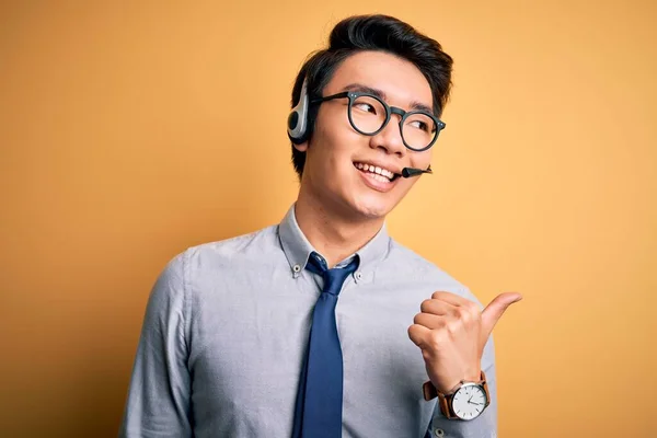 Genç Yakışıklı Çinli Çağrı Merkezi Ajanı Gözlük Takıyor Kulaklık Takıyor — Stok fotoğraf