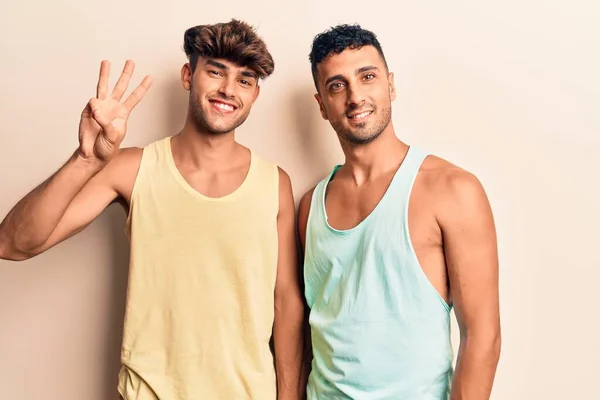 Jong Gay Paar Dragen Casual Kleding Tonen Wijzen Omhoog Met — Stockfoto