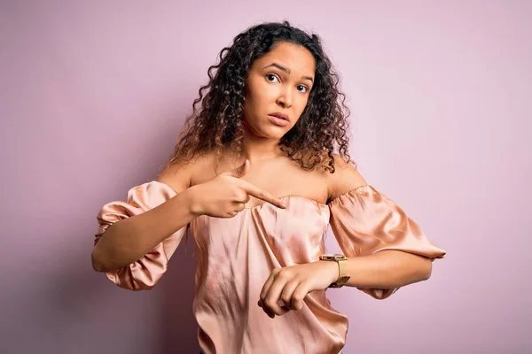 Young Beautiful Woman Curly Hair Wearing Casual Shirt Standing Pink — Stock Photo, Image