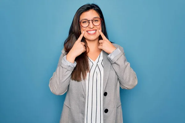 Jonge Spaanse Zakenvrouw Draagt Bril Staan Blauw Geïsoleerde Achtergrond Glimlachen — Stockfoto