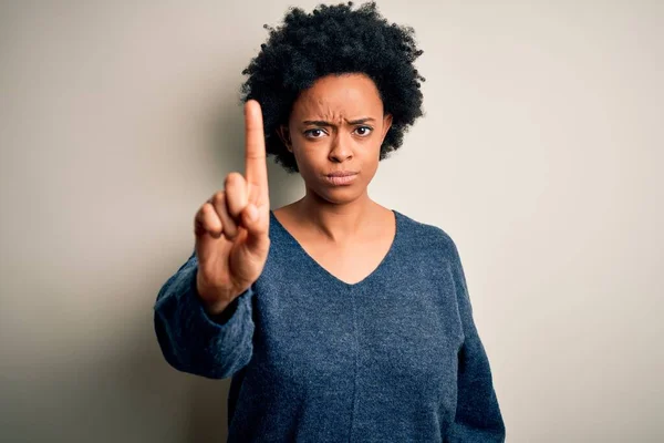 Joven Hermosa Afroamericana Afro Mujer Con Pelo Rizado Usando Suéter — Foto de Stock