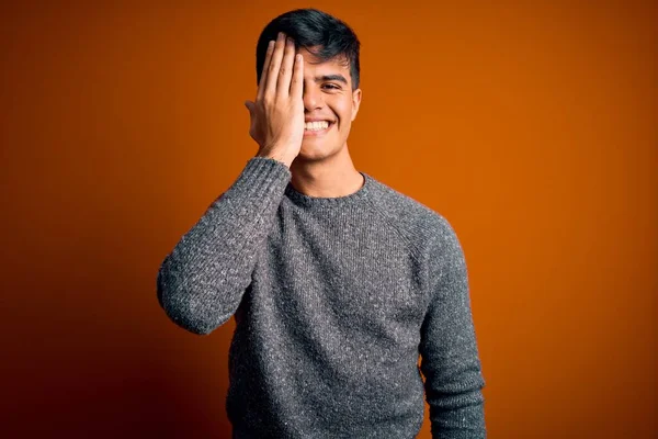 Jonge Knappe Man Met Casual Sweater Geïsoleerde Oranje Achtergrond Die — Stockfoto