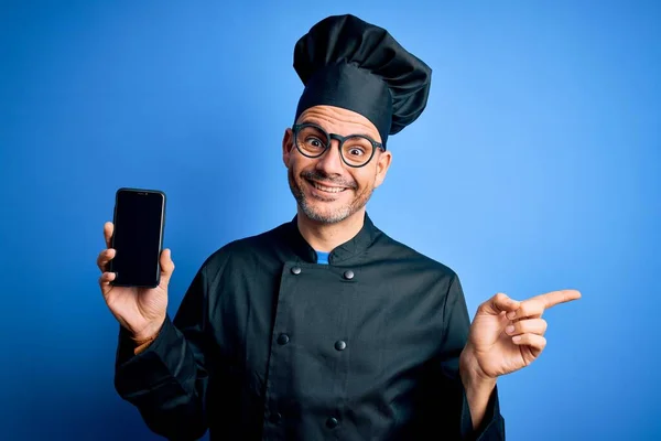 Ung Stilig Kock Man Bär Uniform Och Hatt Innehav Smartphone — Stockfoto