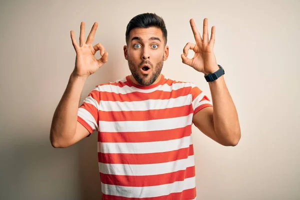 Jovem Homem Bonito Vestindo Casual Listrado Shirt Sobre Fundo Branco — Fotografia de Stock