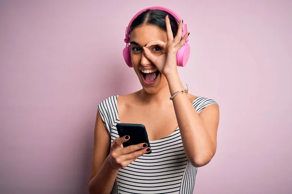 Junge Schöne Brünette Frau Hört Musik Über Kopfhörer Und Smartphone — Stockfoto