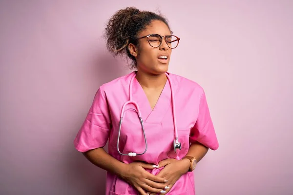 Afrikanische Amerikanische Krankenschwester Mädchen Trägt Medizinische Uniform Und Stethoskop Über — Stockfoto