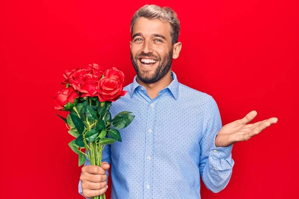 Jovem Bonito Loiro Romântico Homem Segurando Buquê Belas Rosas Sobre — Fotografia de Stock
