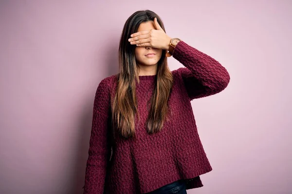 Joven Hermosa Chica Con Suéter Casual Sobre Fondo Rosa Aislado —  Fotos de Stock