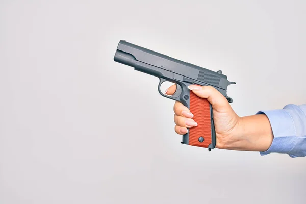 白人の背景に銃を持った白人の若い女性の手 — ストック写真