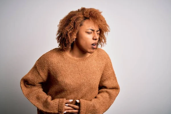 吐き気 痛みを伴う病気が具合が悪いので 若い美しいアフリカ系アメリカ人アフロ女性は胃の上に手でカジュアルなセーターを着て巻き毛 アチェの概念 — ストック写真