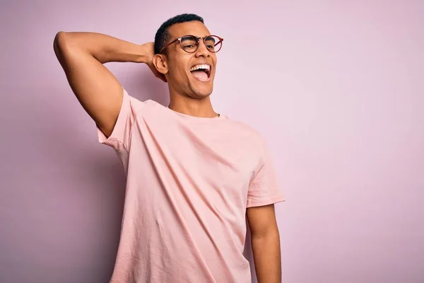 Schöner Afrikanisch Amerikanischer Mann Mit Lässigem Shirt Und Brille Über — Stockfoto