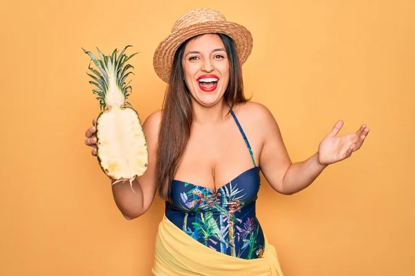 Junge Hispanische Frau Mit Sommermütze Und Badeanzug Die Tropische Ananas — Stockfoto