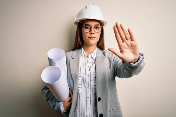 Junge Schöne Architektin Mit Schutzhelm Und Brille Die Baupläne Mit — Stockfoto