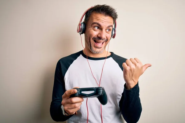Joven Jugador Guapo Hombre Jugando Videojuego Usando Joystick Auriculares Apuntando —  Fotos de Stock