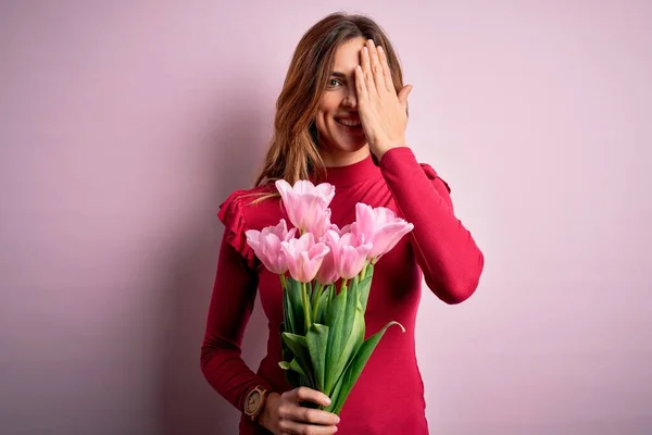 Young Beautiful Brunette Woman Holding Bouquet Pink Tulips Isolated Background — Stock Photo, Image