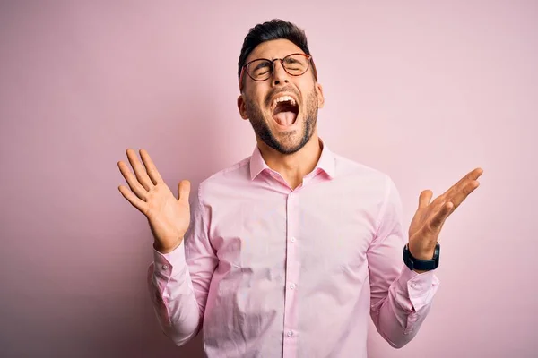 Giovane Bell Uomo Indossa Camicia Elegante Occhiali Piedi Sfondo Rosa — Foto Stock