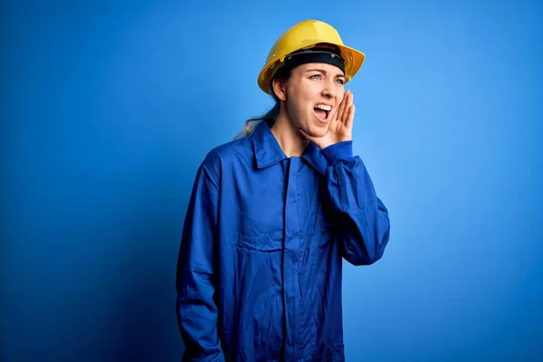 Jonge Mooie Arbeider Vrouw Met Blauwe Ogen Dragen Veiligheidshelm Uniform — Stockfoto