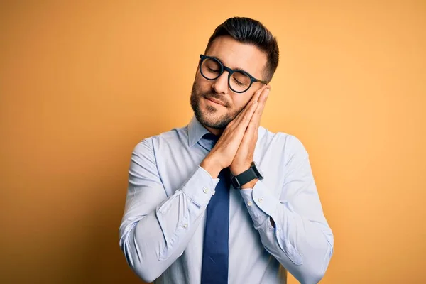 Jovem Empresário Bonito Vestindo Gravata Óculos Sobre Fundo Amarelo Dormindo — Fotografia de Stock