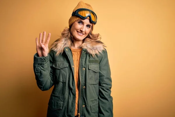 Mulher Esqui Loira Bonita Meia Idade Vestindo Roupas Esportivas Neve — Fotografia de Stock