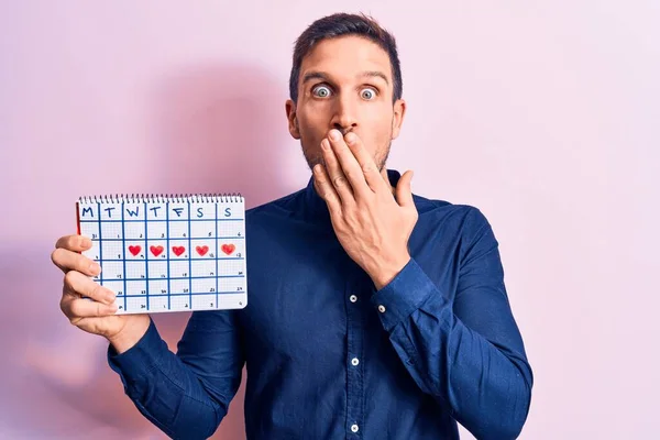 Joven Hombre Guapo Sosteniendo Calendario Con Corazones Rojos Semana Sobre — Foto de Stock