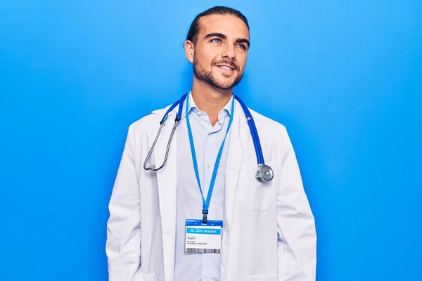 Jovem Bonito Homem Vestindo Médico Casaco Estetoscópio Olhando Para Lado — Fotografia de Stock