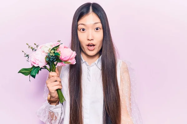 Jonge Mooie Chinese Vrouw Met Roze Boeket Bloemen Bang Verbaasd — Stockfoto