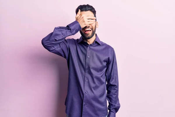 Jóvenes Guapo Con Barba Usando Camisa Casual Sonriendo Riendo Con —  Fotos de Stock