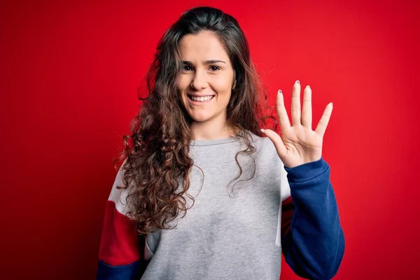 Jonge Mooie Vrouw Met Krullend Haar Dragen Casual Sweatshirt Geïsoleerde — Stockfoto