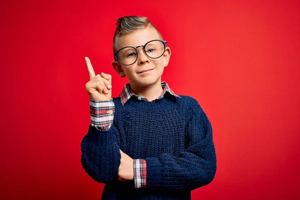 Mladý Malý Běloch Modrýma Očima Elegantními Brýlemi Červeném Pozadí Velkým — Stock fotografie