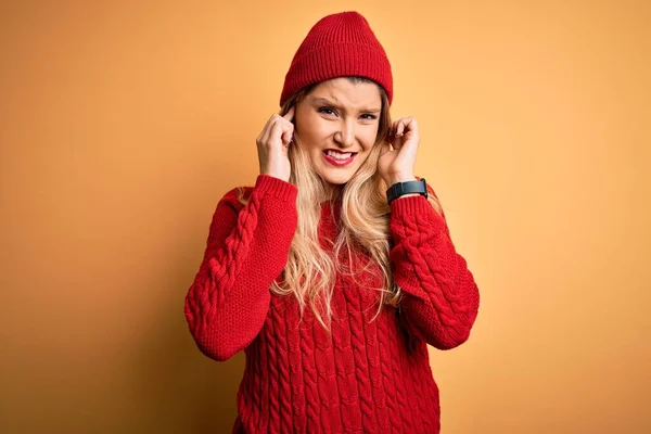 Joven Hermosa Mujer Rubia Con Suéter Casual Gorra Lana Sobre —  Fotos de Stock