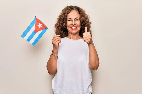 Střední Věk Krásná Turistka Drží Kubánskou Vlajku Nad Izolované Bílé — Stock fotografie